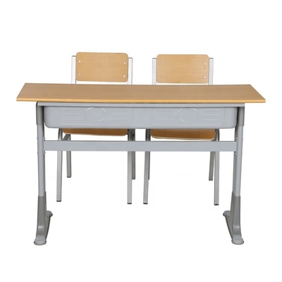 Cadeira de duas pessoas para baixo batida da sala de aula com mesa