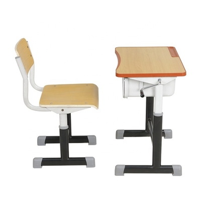 Mesas e cadeiras ergonômicas da sala de aula da madeira compensada