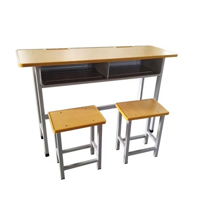 Mesa para baixo humanizada batida da escola do projeto com cadeira